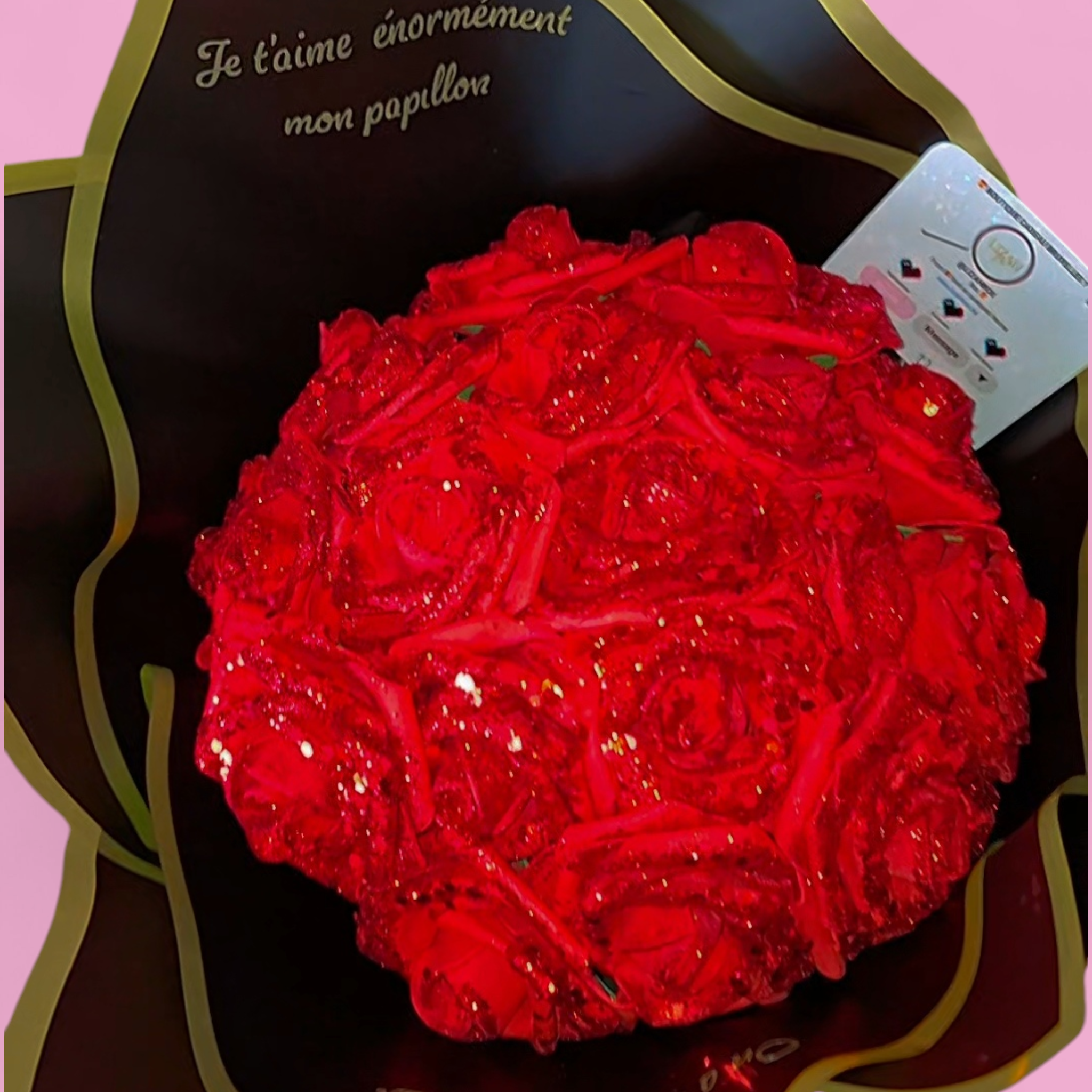 Un magnifique bouquet de 20 roses éternelles parfumées et pailletées, parfait pour un cadeau personnalisé.