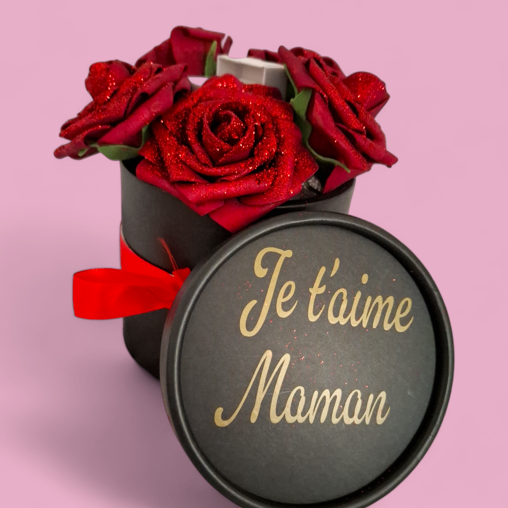 Coffret de roses fait main avec un bijou au centre, vu de loin, mettant en évidence l'élégance et la beauté globale du coffret personnalisé.