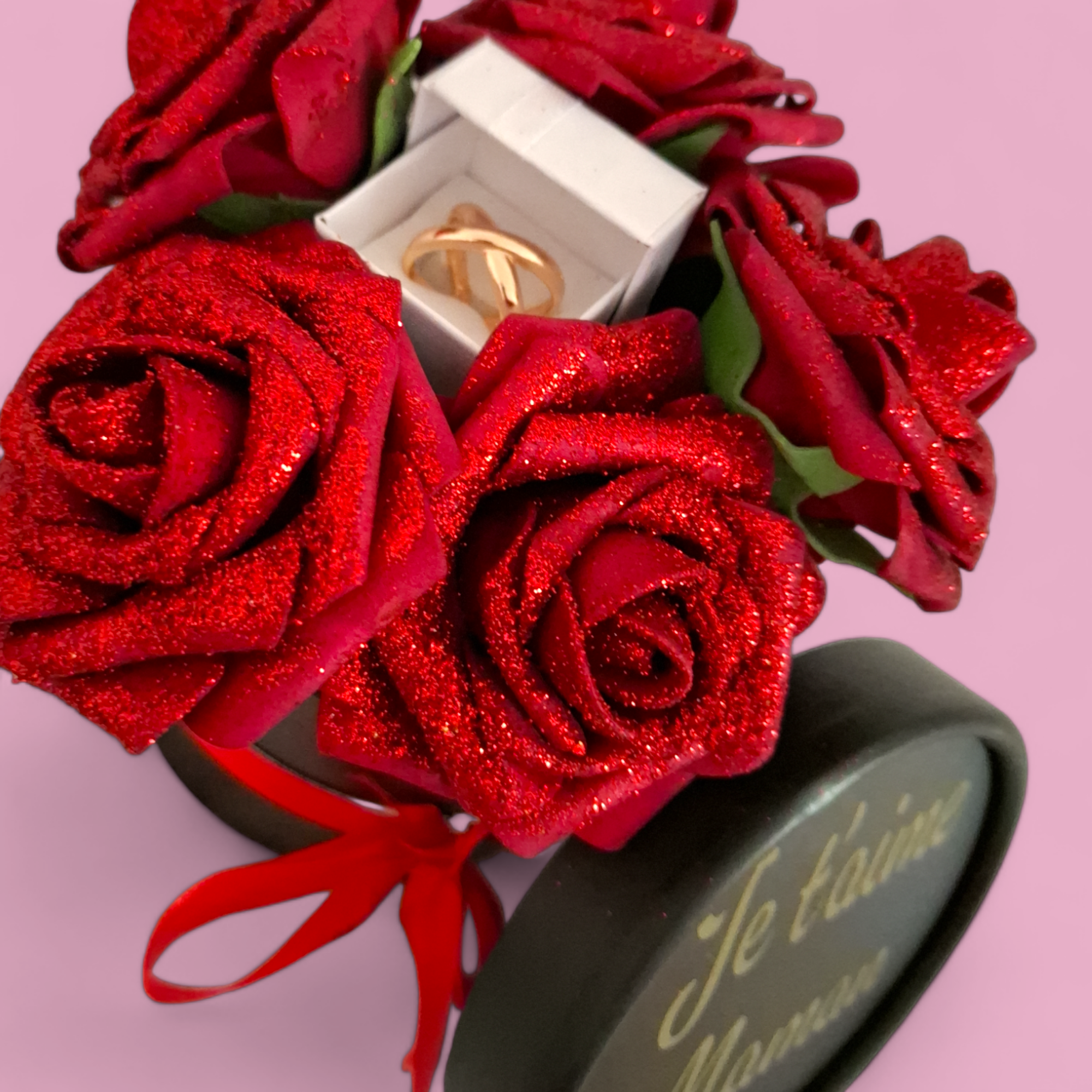 Vue d'au-dessus du coffret de roses fait main avec un bijou au centre, montrant la disposition soignée des roses et la personnalisation gratuite